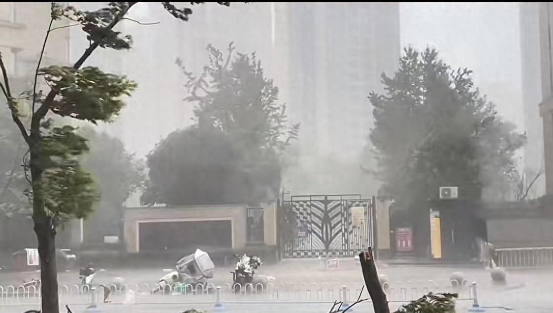 重庆大风暴雨__大风强对流天气造成物品损坏