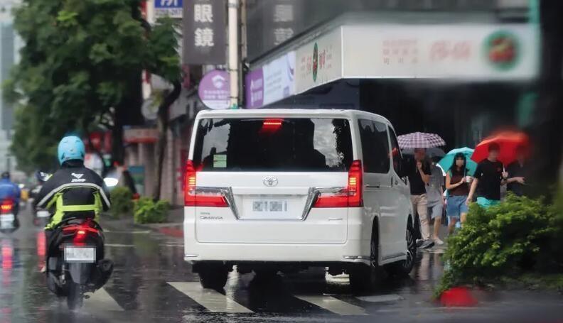 放学下雨怎么办__放学遇上大雨