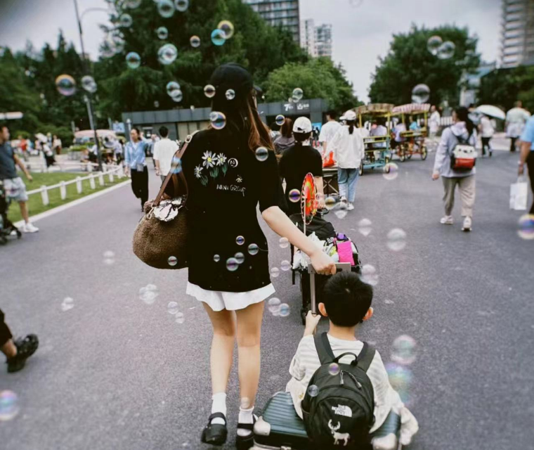 颖宝带娃逛商场，眼神疲惫显憔悴，想想拉妈妈手臂撒娇爱黏人__颖宝带娃逛商场	，眼神疲惫显憔悴，想想拉妈妈手臂撒娇爱黏人