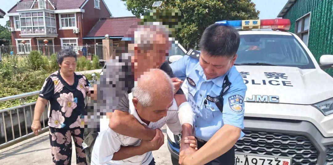 _民警及时救助摔倒老人_民警救助摔伤老人