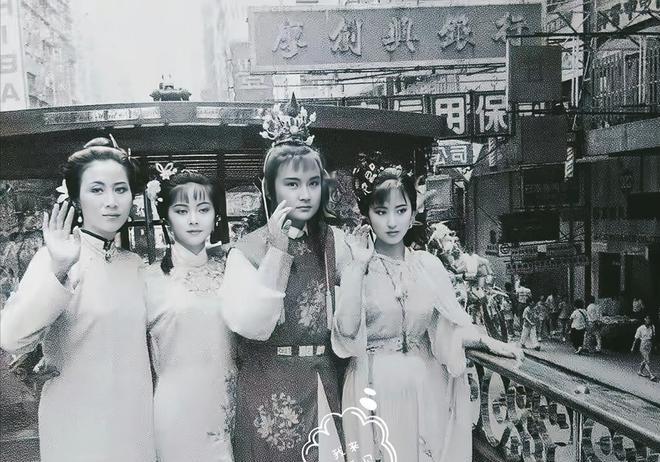 陈晓旭的颜值被严重低估了！1987年香港出街	，一袭白衣，仙气飘飘__陈晓旭的颜值被严重低估了！1987年香港出街，一袭白衣	，仙气飘飘