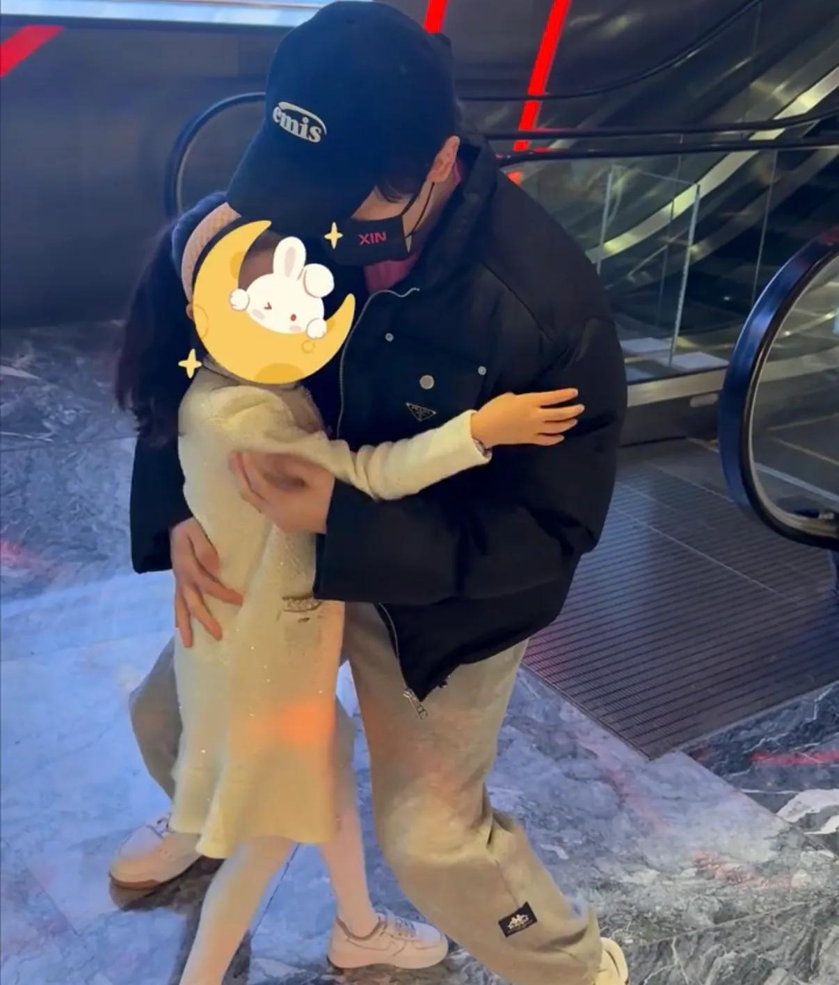 颖儿付辛博一家澳门出游，为女儿及妈妈庆生	，一家七口其乐融融__颖儿付辛博一家澳门出游，为女儿及妈妈庆生，一家七口其乐融融