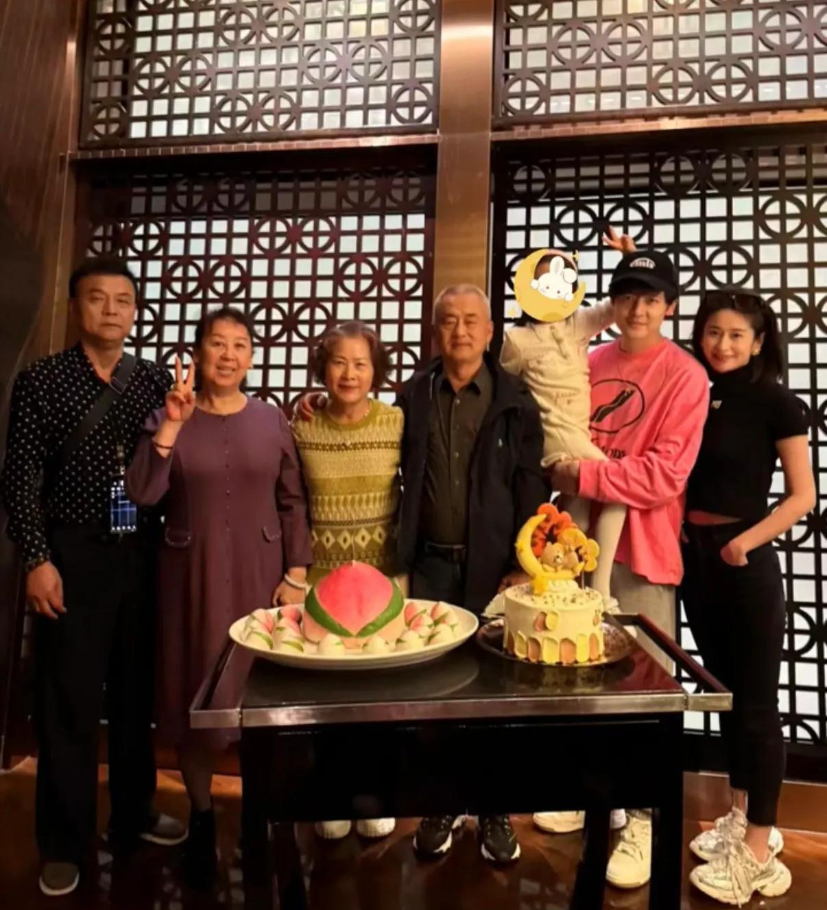 颖儿付辛博一家澳门出游	，为女儿及妈妈庆生，一家七口其乐融融_颖儿付辛博一家澳门出游，为女儿及妈妈庆生	，一家七口其乐融融_