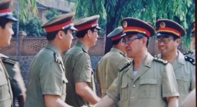 1992年	，中央军委领导班子调整，配备有4名军委委员，都有谁？__1992年	，中央军委领导班子调整，配备有4名军委委员，都有谁？