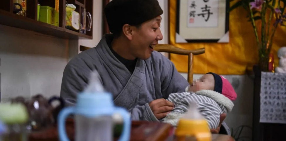 zztt黑料：今日人物：和尚爸爸犯色戒被寺庙开除，与被救助孕妇恋爱？