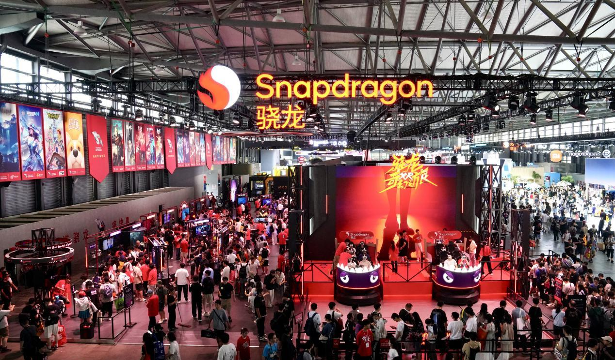 _图集｜2025 ChinaJoy现场直击：试玩长龙排队1至2小时，Coser巡游	，抢“谷子	”⋯⋯这届年轻人这么玩_图集｜2025 ChinaJoy现场直击：试玩长龙排队1至2小时，Coser巡游，抢“谷子”⋯⋯这届年轻人这么玩