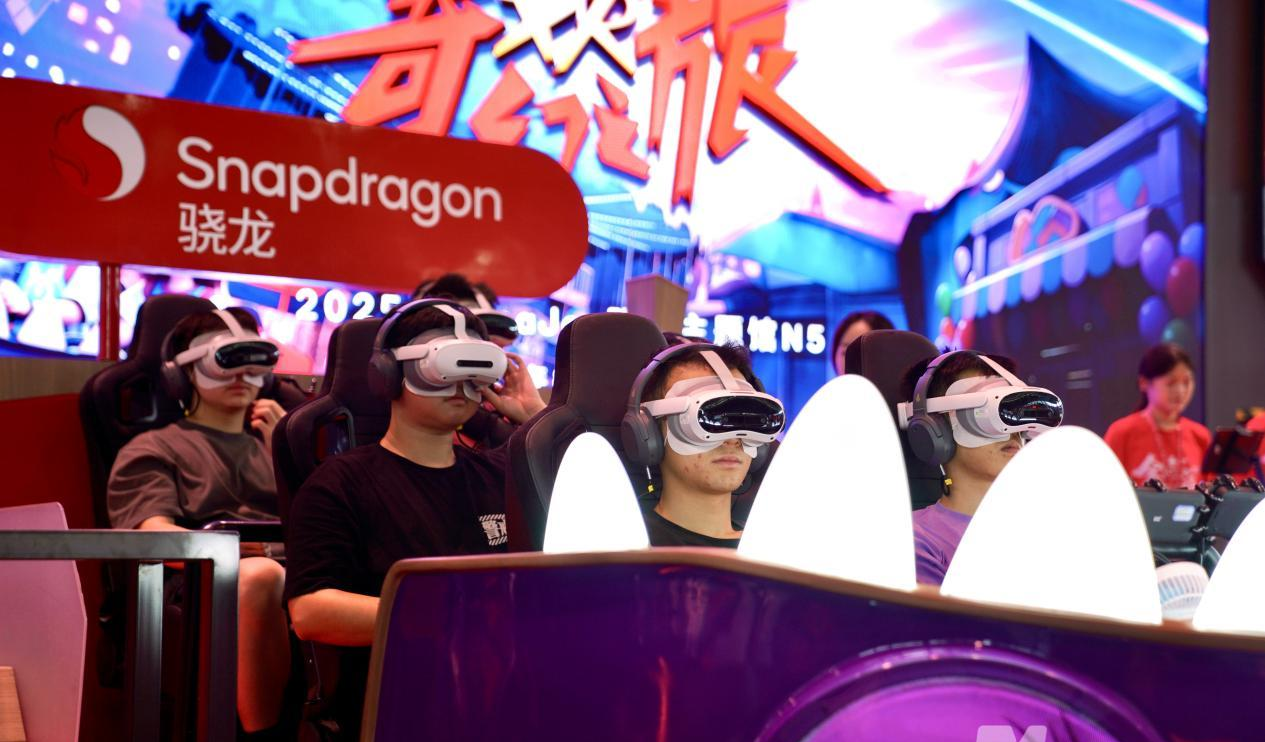 图集｜2025 ChinaJoy现场直击：试玩长龙排队1至2小时	，Coser巡游，抢“谷子”⋯⋯这届年轻人这么玩__图集｜2025 ChinaJoy现场直击：试玩长龙排队1至2小时，Coser巡游	，抢“谷子	”⋯⋯这届年轻人这么玩