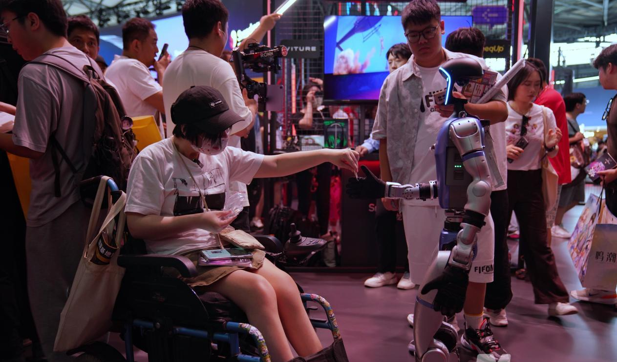 图集｜2025 ChinaJoy现场直击：试玩长龙排队1至2小时	，Coser巡游，抢“谷子”⋯⋯这届年轻人这么玩_图集｜2025 ChinaJoy现场直击：试玩长龙排队1至2小时，Coser巡游	，抢“谷子	”⋯⋯这届年轻人这么玩_