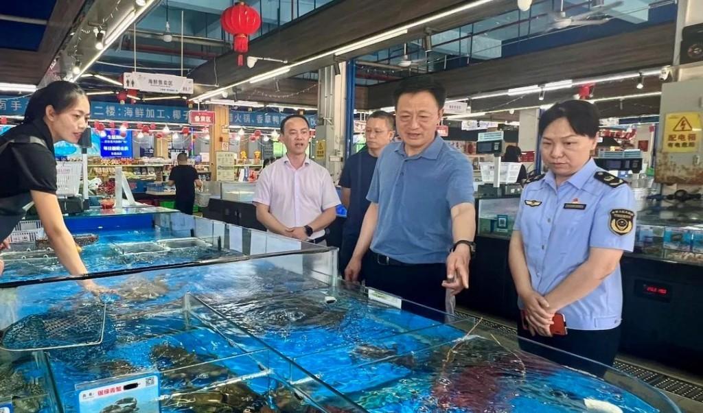 海南省委常委	、三亚市委书记王祺扬以“四不两直	”方式深入三亚市部分重点场所、重点部位	，检查督导“五一”假期旅游市场和安全生产工作。 三亚发布 图