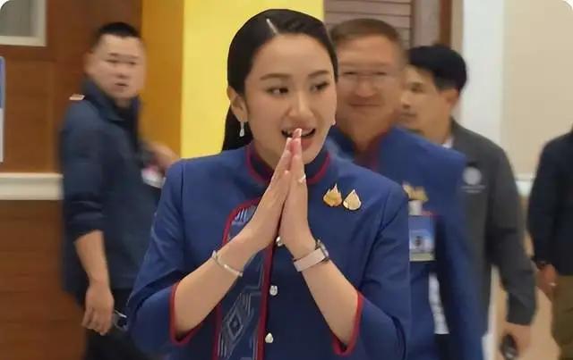 微信吃瓜群：泰国美女总理佩通坦高负荷工作引关注，身体不适仍坚守岗位