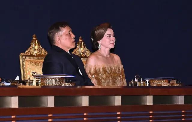 黑料吃瓜总站：2025年4月30日泰国国王玛哈与王后苏提达活动风采及着装亮点