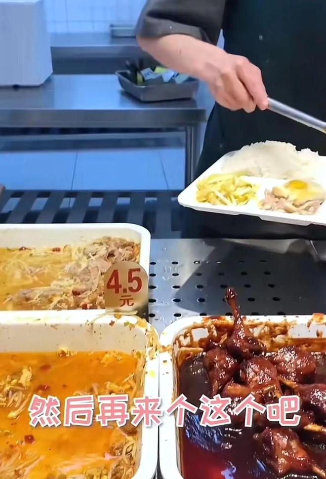 女大学生觉得2000生活费不够用	，拍下每日消费给老妈看，但网友却炸锅了！_女大学生觉得2000生活费不够用，拍下每日消费给老妈看	，但网友却炸锅了！_