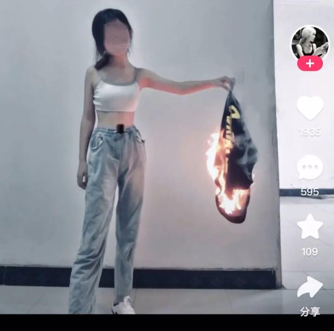 热搜上毁三观的“用鞋吃饭	”挑战：垃圾文化，正在毒害中国年轻人__热搜上毁三观的“用鞋吃饭”挑战：垃圾文化	，正在毒害中国年轻人