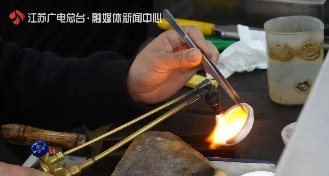 价格狂飙！老师傅忙得团团转	，预约排到2个月后，大量年轻人涌入……_价格狂飙！老师傅忙得团团转，预约排到2个月后	，大量年轻人涌入……_