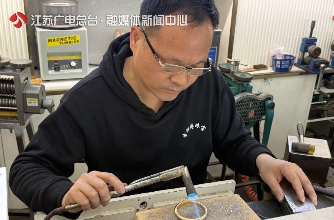 价格狂飙！老师傅忙得团团转，预约排到2个月后，大量年轻人涌入……_价格狂飙！老师傅忙得团团转	，预约排到2个月后，大量年轻人涌入……_