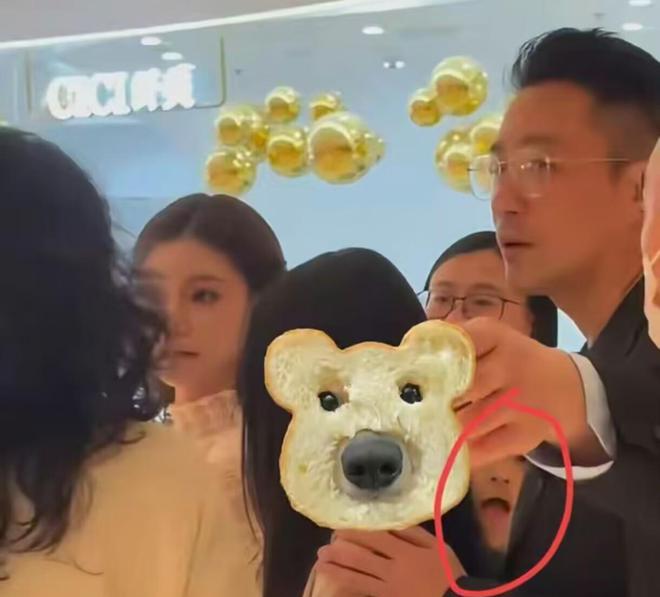 _汪小菲带儿女逛北京，S粉气疯了	，提醒孩子：杀母之仇不共戴天！_汪小菲带儿女逛北京，S粉气疯了，提醒孩子：杀母之仇不共戴天！