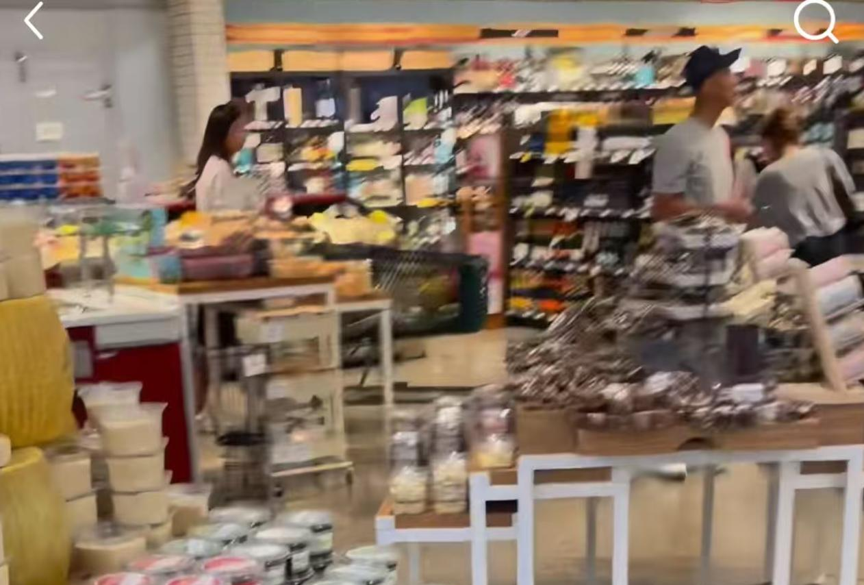 徐静蕾黄立行美国逛超市，她推购物车跟男友身后	，皮肤黝黑很健康_徐静蕾黄立行美国逛超市，她推购物车跟男友身后，皮肤黝黑很健康_