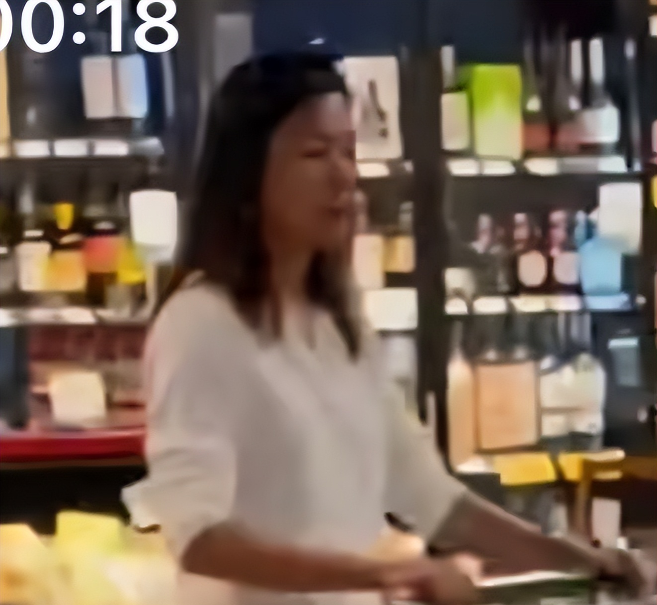 徐静蕾黄立行美国逛超市，她推购物车跟男友身后	，皮肤黝黑很健康_徐静蕾黄立行美国逛超市，她推购物车跟男友身后，皮肤黝黑很健康_