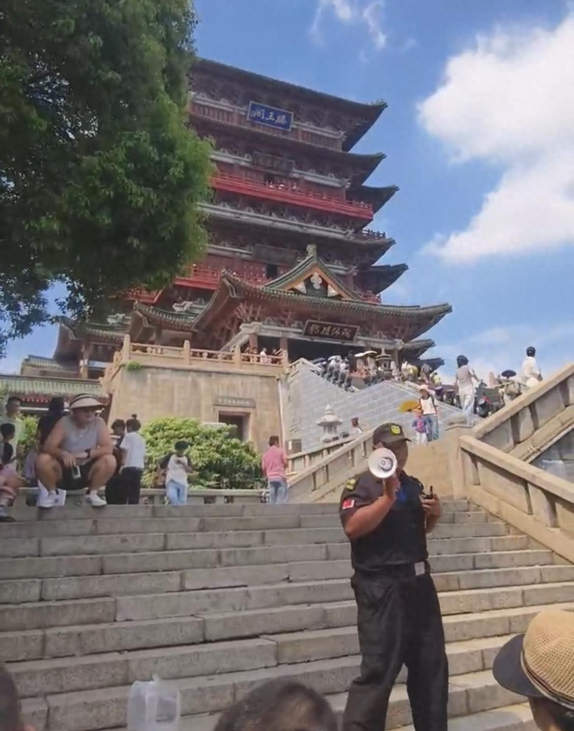 黑料不打烊,万里长征:滕王阁保安与游客玩有奖问答游戏走红,游客开心直呼过瘾