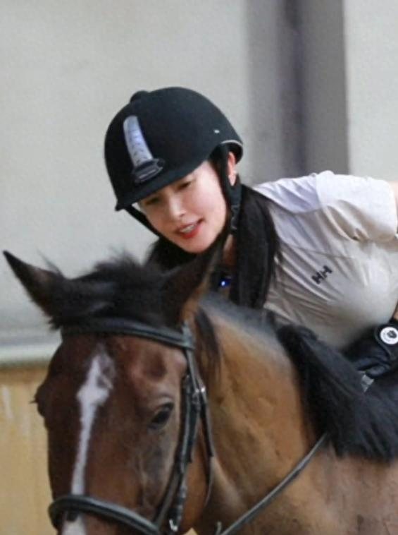 911黑料:52岁李冰冰素颜骑马被偶遇?穿搭显身材,保养年轻秘诀曝光