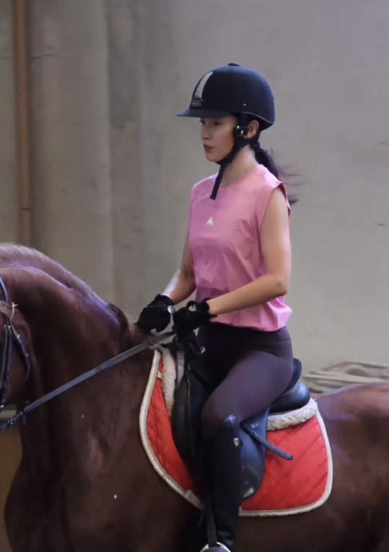 王冰冰骑马__李冰冰胸曝光图片大全