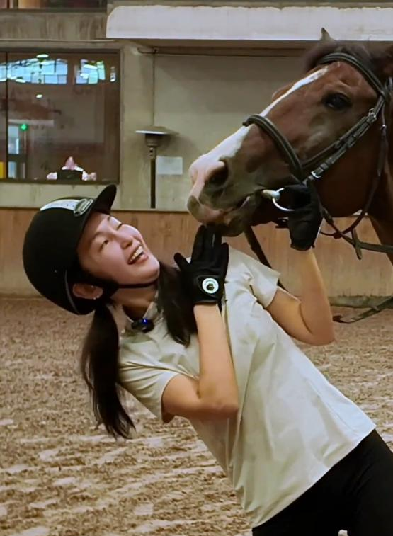 _李冰冰胸曝光图片大全_王冰冰骑马