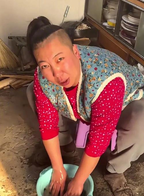 屡禁不止？又有疑似“东北雨姐	”小号冒头，视频只闻其声不见其人，露脸画面不到1秒__屡禁不止？又有疑似“东北雨姐”小号冒头	，视频只闻其声不见其人，露脸画面不到1秒