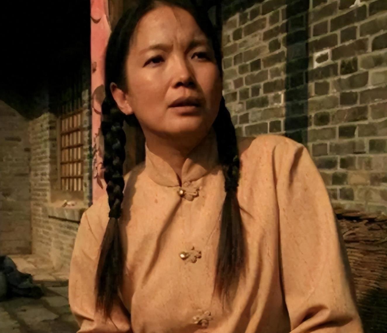_当年你抛夫弃子跑去跟别人过日子，这会儿跑来让俺儿给你养儿子？_当年你抛夫弃子跑去跟别人过日子	，这会儿跑来让俺儿给你养儿子？